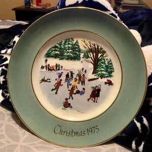 Vintage Avon Christmas 1975 Decorative Plate